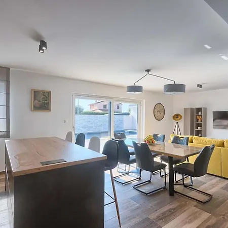 Ani Villa *