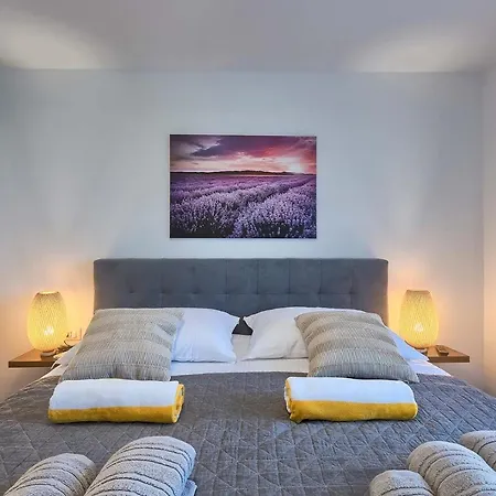 Ani Villa